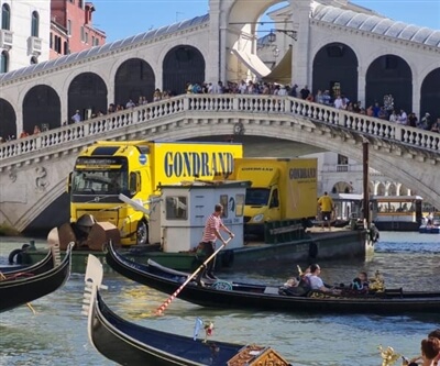 Yellow trucks navigate the Grand Canal: a spectacular Gondrand removal